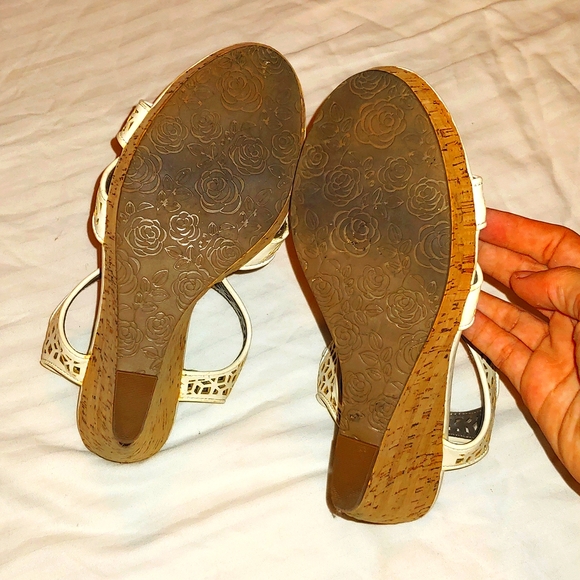 CARLOS WEDGES * 9.5 * WHITE/TAN * 5" HEEL - Picture 9 of 10